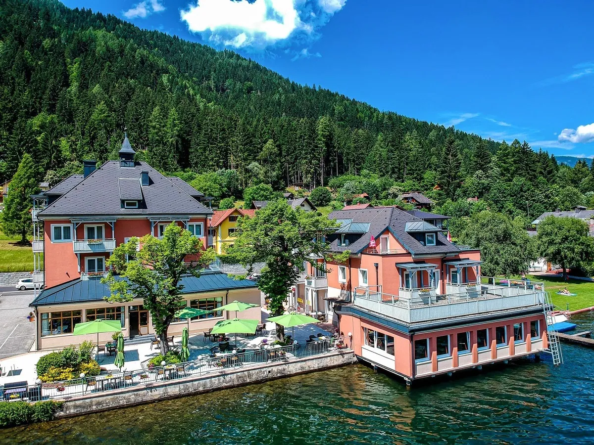 Strandhotel Burgstaller direkt am Brennsee mit Seeterrasse im Sommer