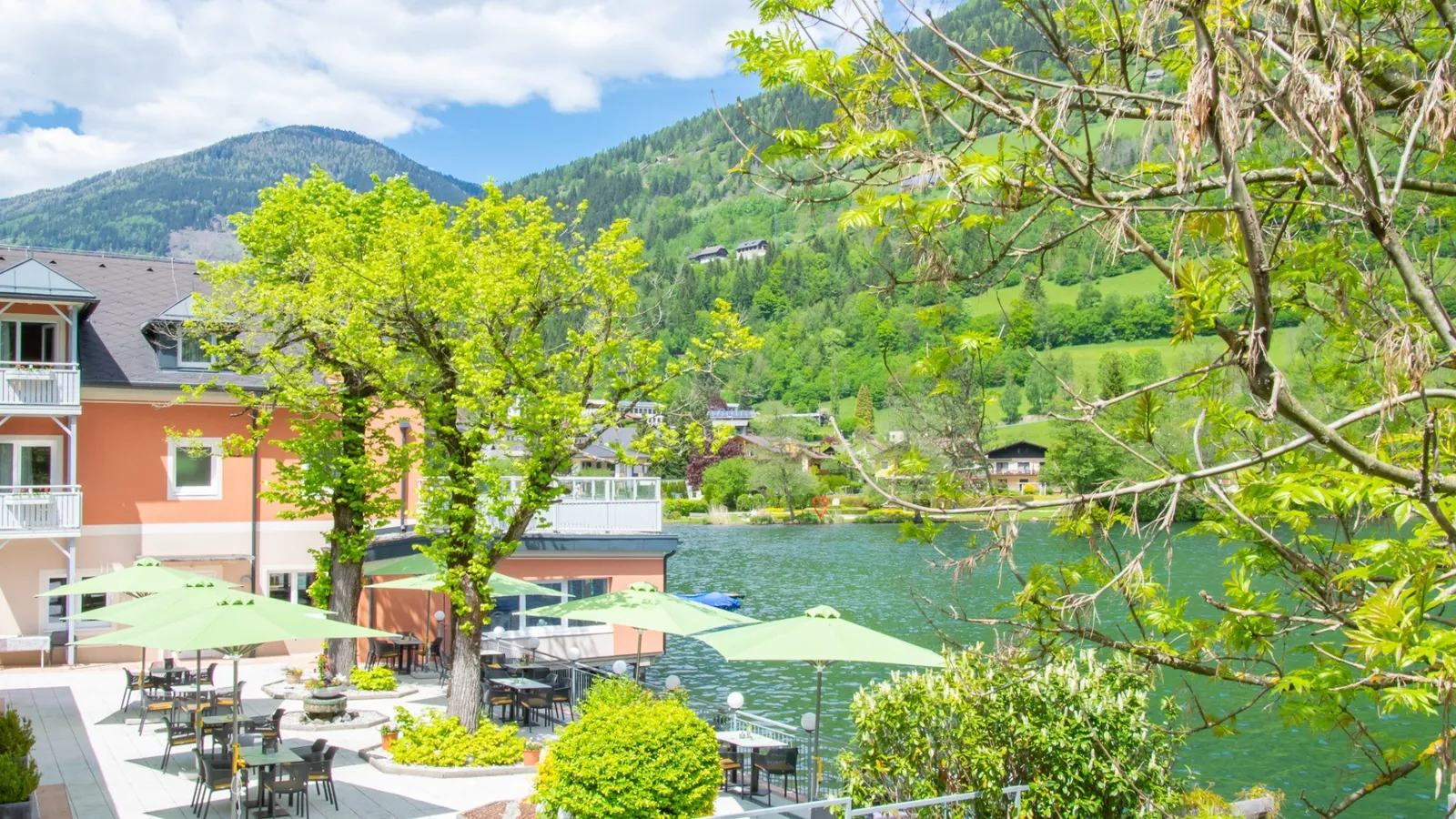 Seeterrasse des Strandhotels Burgstaller